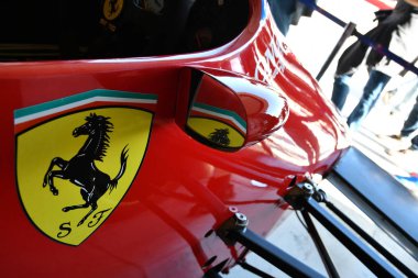 Imola, 27 Nisan 2019: Tarihi Detay 1984 Ferrari F1 Car modeli 126 C4 ex Michele Alboreto / Ren Arnoux İtalya'da Imola Circuit Minardi Historic Day 2019 sırasında kutusunda