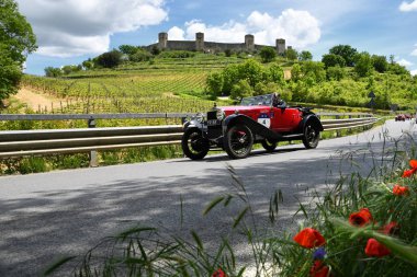 Toskana, İtalya - Mayıs 2019: O.M. 665 S Superba 2000 1925 tarihinde mille Miglia ve arka planda Monteriggioni Kalesi tarihi geçit töreni kamu olay sırasında bilinmeyen sürücüleri, İtalya.