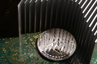 alüminyum soğutucu ile baskılı elektronik devre kartı üzerinde Ethereum Eth kripto para yakın çekim. 
