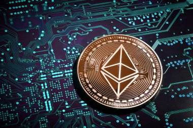 Ethereum Eth renkli baskılı elektronik kart üzerinde kripto para raptonu. 3d illüstrasyon.