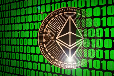 Yeşil ikili koddan gümüş bir Ethereum sikkesi görünür. 3d illüstrasyon.