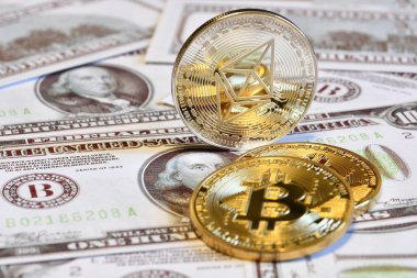 Gümüş Ethereum ve Altın bitcoin yüz dolarlık banknotlar üzerinde. Yakın çekim, makro çekim. seçici odaklama.