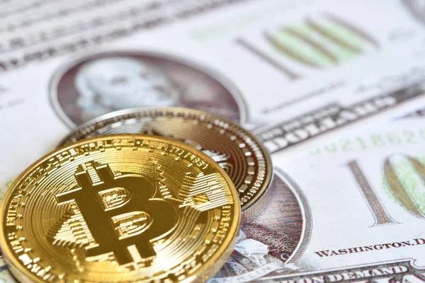Bitcoin Oro Billetes Cien Dólares Primer Plano Macroplano — Foto de Stock