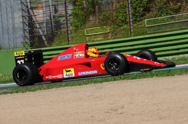 Imola, 27 Nisan 2019: Tarihi 1991 F1 Ferrari 642 ex Alain Prost - Jean Alesi İtalya'daki Imola Pisti'nde Minardi Historic Day 2019 sırasında iş başında.