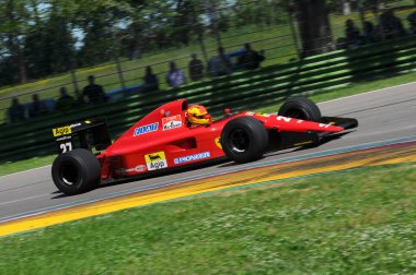 Imola, 27 Nisan 2019: Tarihi 1991 F1 Ferrari 642 ex Alain Prost - Jean Alesi İtalya'daki Imola Pisti'nde Minardi Historic Day 2019 sırasında iş başında.