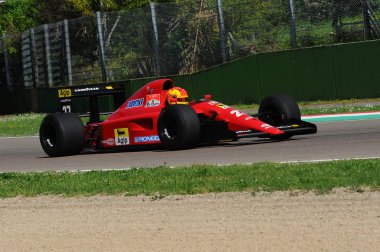 Imola, 27 Nisan 2019: Tarihi 1991 F1 Ferrari 642 ex Alain Prost - Jean Alesi İtalya'daki Imola Pisti'nde Minardi Historic Day 2019 sırasında iş başında.