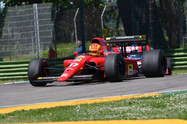 Imola, 27 Nisan 2019: Tarihi 1991 F1 Ferrari 642 ex Alain Prost - Jean Alesi İtalya'daki Imola Pisti'nde Minardi Historic Day 2019 sırasında iş başında.