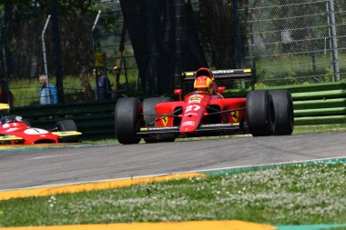 Imola, 27 Nisan 2019: Tarihi 1991 F1 Ferrari 642 ex Alain Prost - Jean Alesi İtalya'daki Imola Pisti'nde Minardi Historic Day 2019 sırasında iş başında.