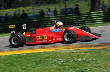 Imola, 27 Nisan 2019: Tarihi 1984 Ferrari F1 Car modeli 126 C4 ex Michele Alboreto ile bilinmeyen çalıştırmak - Ren Arnoux Minardi Tarihi Günü sırasında eylem 2019 İtalya'da Imola Circuit.