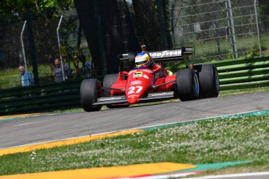 Imola, 27 Nisan 2019: Tarihi 1984 Ferrari F1 Car modeli 126 C4 ex Michele Alboreto ile bilinmeyen çalıştırmak - Ren Arnoux Minardi Tarihi Günü sırasında eylem 2019 İtalya'da Imola Circuit.
