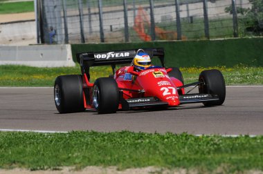 Imola, 27 Nisan 2019: Tarihi 1984 Ferrari F1 Car modeli 126 C4 ex Michele Alboreto ile bilinmeyen çalıştırmak - Ren Arnoux Minardi Tarihi Günü sırasında eylem 2019 İtalya'da Imola Circuit.