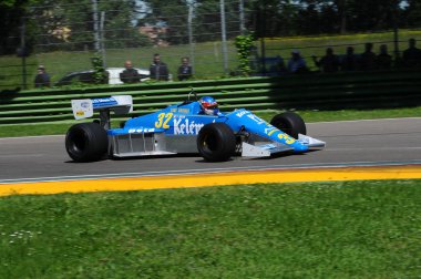 Imola, 27 Nisan 2019: Tarihi 1983 Osella Fa1e Alfa Romeo F1 Minardi Tarihi Günü sırasında bilinmeyen tarafından tahrik 2019 İtalya'da Imola Circuit içine.