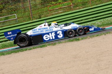 Imola, 27 Nisan 2019: Tarihi 1976 F1 Tyrrell P34 eski Ronnie Peterson Pierluigi Martini tarafından Minardi Tarihi Günü sırasında eylem tahrik 2019 İtalya Imola Circuit.