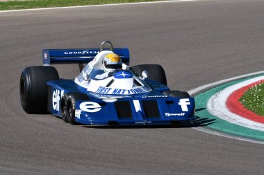Imola, 27 Nisan 2019: Tarihi 1976 F1 Tyrrell P34 eski Ronnie Peterson Pierluigi Martini tarafından Minardi Tarihi Günü sırasında eylem tahrik 2019 İtalya Imola Circuit.