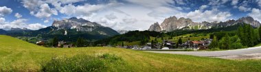 Solda Tofane Grubu ve sağda Cristallo Grubu ile Cortina d'Ampezzo vadisinin güzel panoramik manzarası. Sexten Dolomites, Belluno. İtalya.