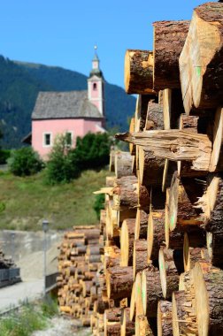 gövdeleri Arka plan, Val Pusteria, Güney Tirol bir Kilise ile Brunico (Bz) yakınlarındaki bir kereste fabrikasında kesilmiş. İtalya