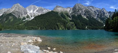 Antholzer See Panoramik görünümü (İtalyanca: Lago di Anterselva) Güney Tirol küçük bir göl, İtalya