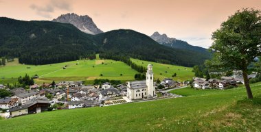 Sesto-Sexten yaz sezonunda kilisesiyle birlikte. Val Pusteria, Dolomites. Güney Tirol İtalya'da.