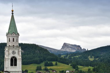 Arka planda Cinque Torri Dolomitic grubu ile Cortina d'Ampezzo Kilisesi (Sexten Dolomites). Veneto Italy, Avrupa.