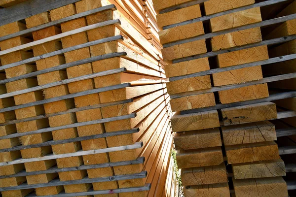 ブルニコ近くの製材所に積み重ねられた木製の板 南チロル イタリア — ストック写真