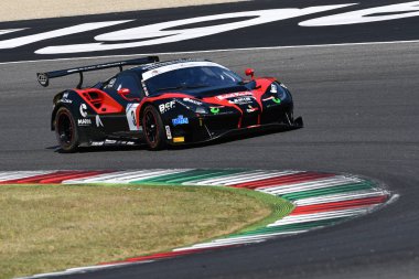 Mugello Circuit, Italya-19 Temmuz, 2019: Veglia Lorenzo ve Case Lorenzo tarafından yönlendirilen kolay yarış takımının Ferrari 488, Mugello devresinde muhbir Gran Turismo Sprint uygulaması sırasında.