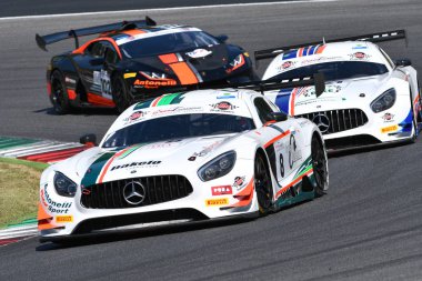 Mugello Circuit, Italya-19 Temmuz, 2019: Mercedes AMG GT3 of Antonelli Motorsport takımı Nicola baldan tarafından yönlendirilen, Mugello 'da muhbir Gran Turismo Sprint uygulaması sırasında.