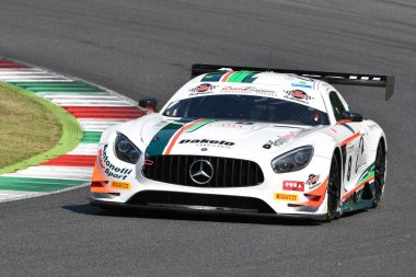 Mugello Circuit, Italya-19 Temmuz, 2019: Mercedes AMG GT3 of Antonelli Motorsport takımı Nicola baldan tarafından yönlendirilen, Mugello 'da muhbir Gran Turismo Sprint uygulaması sırasında.