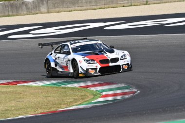 Mugello Circuit, Italya-19 Temmuz, 2019: BMW M6 GT3 of BMW Italia Team, Comandini Stefano ve Johansson Erik tarafından Mugello devresinde muhbir Gran Turismo Sprint uygulaması sırasında tahrik.