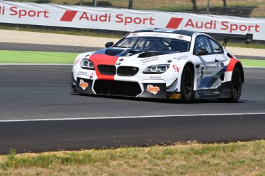 Mugello Circuit, Italya-19 Temmuz, 2019: BMW M6 GT3 of BMW Italia Team, Comandini Stefano ve Johansson Erik tarafından Mugello devresinde muhbir Gran Turismo Sprint uygulaması sırasında tahrik.