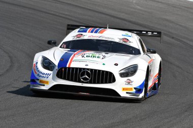 Mugello Circuit, Italya-19 Temmuz, 2019: Andrea larını tarafından yönlendirilen Antonelli Motorsport takımının Mercedes AMG GT3, Mugello devresinde muhbir Gran Turismo Sprint uygulaması sırasında.