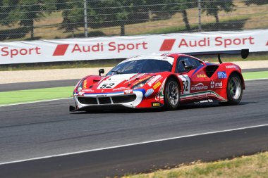 Mugello Circuit, Italya-19 Temmuz, 2019: Ferrari 488 GT3 of AF Corse Team tarafından yönlendirilen Antonio Fuoco ve Sean Hudspeth, Mugello devresinde muhbir Gran Turismo Sprint uygulaması sırasında.