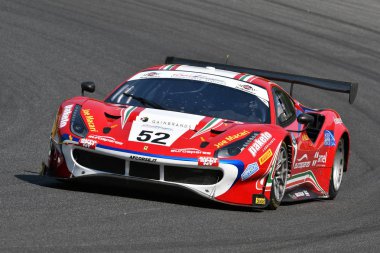 Mugello Circuit, Italya-19 Temmuz, 2019: Ferrari 488 GT3 of AF Corse Team tarafından yönlendirilen Antonio Fuoco ve Sean Hudspeth, Mugello devresinde muhbir Gran Turismo Sprint uygulaması sırasında.