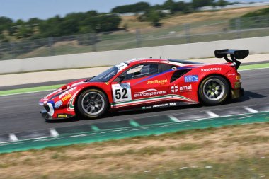 Mugello Circuit, Italya-19 Temmuz, 2019: Ferrari 488 GT3 of AF Corse Team tarafından yönlendirilen Antonio Fuoco ve Sean Hudspeth, Mugello devresinde muhbir Gran Turismo Sprint uygulaması sırasında.