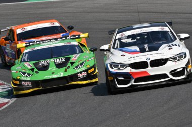 Mugello Circuit, Italya-19 Temmuz, 2019: Mugello devresinde muhbir Gran Turismo Sprint uygulaması sırasında Postiglione ve Vito MUL Jeroen tarafından yönlendirilen Imperiale Racing Team Lamborghini Huracan GT3 EVO.