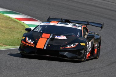 Mugello Circuit, Italya-19 Temmuz, 2019: Lamborghini Huracan gt Cup Scuderia Antonelli Motorsport Mattia Michelotto tarafından Mugello devresinde muhbir Gran Turismo Sprint uygulaması sırasında tahrik.