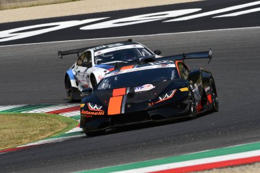 Mugello Circuit, Italya-19 Temmuz, 2019: Lamborghini Huracan gt Cup Scuderia Antonelli Motorsport Mattia Michelotto tarafından Mugello devresinde muhbir Gran Turismo Sprint uygulaması sırasında tahrik.
