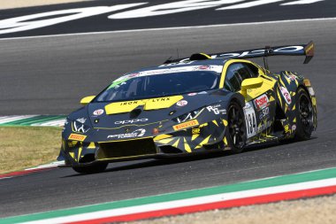Mugello Circuit, Italya-19 Temmuz, 2019: Mugello devresinde muhbir Gran Turismo Sprint uygulaması sırasında Paolino Federico ve Jirik Jaromir tarafından yönlendirilen Iron Linx takımının Lamborghini Supertrofeo EVO.