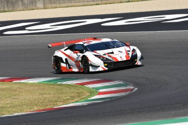 Mugello Circuit, Italya 19 Temmuz, 2019: Lamborghini Huracan GT3 EVO Scuderia LP yarışı, Cuneo Filippo ve Magnoni Niccol tarafından Mugello devresinde muhbir Gran Turismo Sprint uygulaması sırasında tahrik.