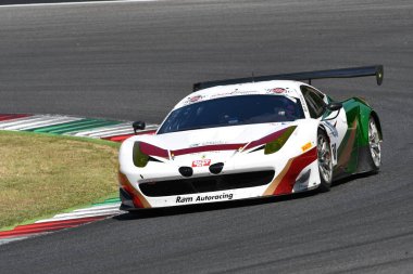 Mugello Circuit, Italya-19 Temmuz, 2019: Lippi Alberto ve Sernagiotto Giorgio tarafından yönlendirilen Ferrari 458 GT3 of Iron Linx SRL ekibi, Mugello devresinde muhbir Gran Turismo Sprint uygulaması sırasında.