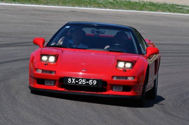 Imola, 27 Nisan 2019: Ayrton Senna 'ya ait Honda NSX, Minardi Tarihi Günü 2019' da İtalya 'da Imola Pisti' nde Giancarlo Minardi tarafından kullanıldı..