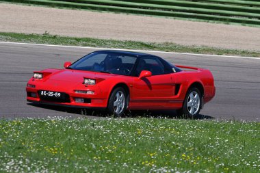 Imola, 27 Nisan 2019: Ayrton Senna 'ya ait Honda NSX, Minardi Tarihi Günü 2019' da İtalya 'da Imola Pisti' nde Giancarlo Minardi tarafından kullanıldı..