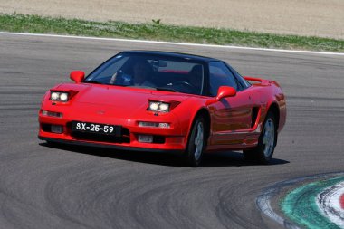 Imola, 27 Nisan 2019: Ayrton Senna 'ya ait Honda NSX, Minardi Tarihi Günü 2019' da İtalya 'da Imola Pisti' nde Giancarlo Minardi tarafından kullanıldı..