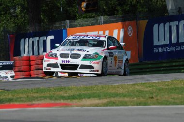 Imola Pisti, İtalya - Eylül 2009: BMW Italia Team 'den BMW 320 si, Imola Pisti' nde düzenlenen Dünya Otomobil Şampiyonası sırasında Alex Zanardi tarafından kullanıldı..