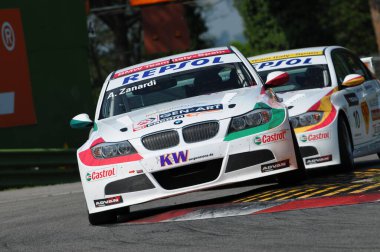 Imola Pisti, İtalya - Eylül 2009: BMW Italia Team 'den BMW 320 si, Imola Pisti' nde düzenlenen Dünya Otomobil Şampiyonası sırasında Alex Zanardi tarafından kullanıldı..