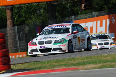 Imola Pisti, İtalya - Eylül 2009: BMW Italia Team 'den BMW 320 si, Imola Pisti' nde düzenlenen Dünya Otomobil Şampiyonası sırasında Alex Zanardi tarafından kullanıldı..