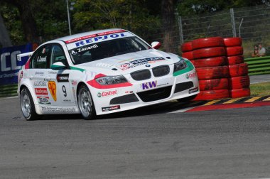 Imola Pisti, İtalya - Eylül 2009: BMW Italia Team 'den BMW 320 si, Imola Pisti' nde düzenlenen Dünya Otomobil Şampiyonası sırasında Alex Zanardi tarafından kullanıldı..