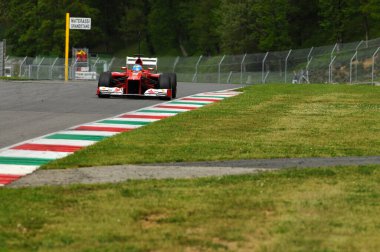 Ferrari F1 takımından Fernando Alonso İtalya 'daki Mugello Pisti' nde Formula 1 Takım Günleri 'nde yarışıyor..