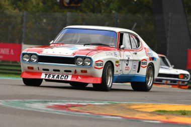 Imola (BOLOGNA) - 26 Ekim 2018: Ford Capri 2600 RS 1973 Alain VOGELE tarafından Imola Circuit, İtalya 'da yapılan uygulama oturumunda kullanıldı.