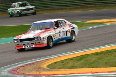 Imola (BOLOGNA) - 26 Ekim 2018: Ford Capri 2600 RS 1973 Alain VOGELE tarafından Imola Circuit, İtalya 'da yapılan uygulama oturumunda kullanıldı.