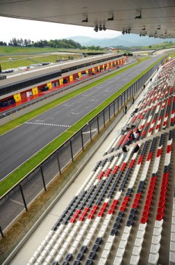 MUGELLO, ITALY - MAYIS 2012: Formula 1 testleri sırasında Mugello uluslararası pistinin merkezi tribünlerinin ayrıntıları.
